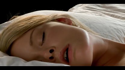 18-jähriges Mädchen geile sex filme mit wunderschönen Brüsten wird in einer erotischen Handlung entfernt