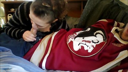 Eine schöne polnische Puppe mit einer rasierten üornos Muschi läuft nackt durch die Stadt