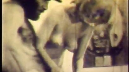 Geck fingert sexfilm strand eine fette Frau in einer Gasmaske mit einem Tattoo auf ihrer Muschi