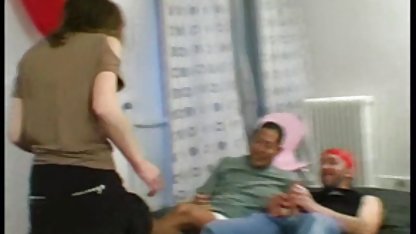 Cynthia lutschte einen Ficker in der Dusche und porn geil ergab sich dann