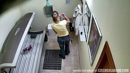 Slutty sexfilme hardcore verspottet einen Mann und fickt ihn im Anus mit dem Strapon