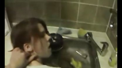 Der Schuldner wird von russischen Typen partner tausch porn für Geld gefickt