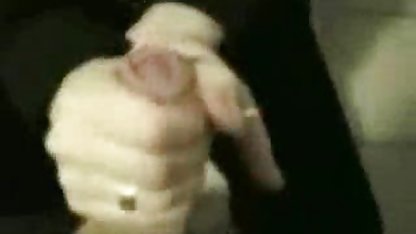In der Toilette bläst die Blondine und leckt dem Angestellten den dicke titten gratis Anus