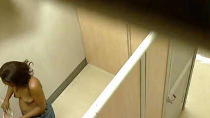 Eine dicke Frau mit kostenlose xxx videos großen Melkungen wird in der ersten Person aktiv geschnippt