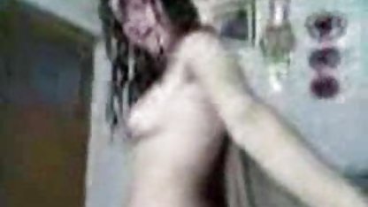 Libertines kostenlosesexfilm band einen Mann fest und hob seine Freundin vor sich hoch