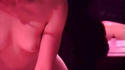 Stiefmutter und Freundin verführten den jungen Stiefsohn und porn tube gratis ließen ihn für einen leidenschaftlichen Dreier scheiden