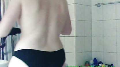 Die rauchende Tante fängt ein free hd pornos Summen von einem Satin-Nachthemd ab