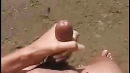 Tschechisches Mädchen mit einer entzückenden pornofilme swinger Figur wandert nackt auf der Straße
