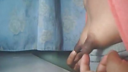 Ein geiler porn gefälschter Taxifahrer steckte sich ein Mädchen in den Mund