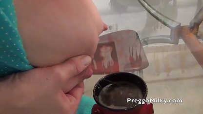Dame mit sehr großen Titten saugt am kostenlos vagosex Pornocasting