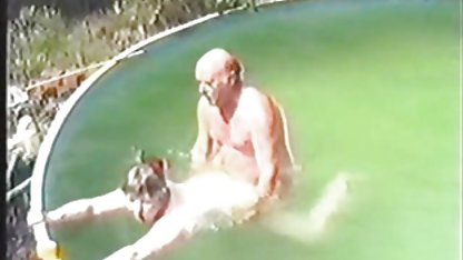 Gangbang eines lustvollen weiblichen pornofilme am strand und Samenzellenflusses von ihren Löchern