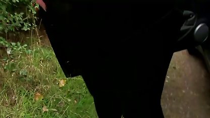 Die erwachsene Dame erlaubte einem Mann, leere Flaschen in die besten gratis pornoseiten ihre Löcher zu stecken