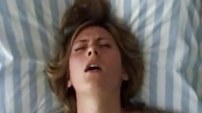 Bisexueller Mann gratis softpornos nahm einen Phallus in den Mund