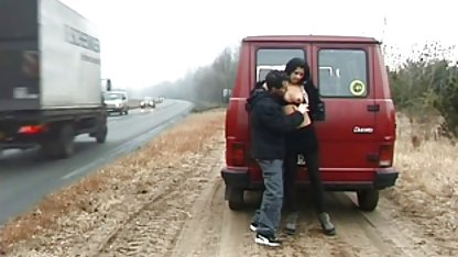 Schlampe in schwarzen Strümpfen mit unrasierter Muschi pisst in eine riesige Vase geile sexfilme
