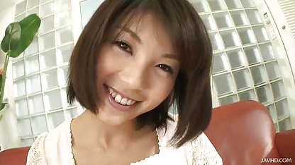 Eine fette Frau im Alter wird gefühlt und in die Löcher ihrer Beine sexfilme sehen und Arme gesteckt