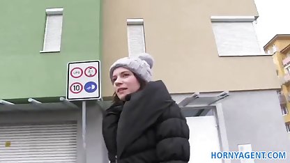Die Schüler aßen Pizza und sex kostenlos fickten mit vollem Magen