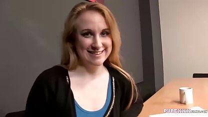 Charmante Athena masturbiert im Bett sexfilme swinger