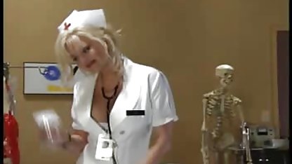 Die magere Marina gibt einem Freund einen süßen softporno massage Blowjob