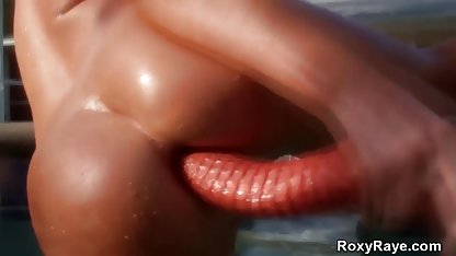 Dünnes Webcam-Model in Strümpfen raucht und free porn kategorie steckt einen Dildo in ihren Arsch