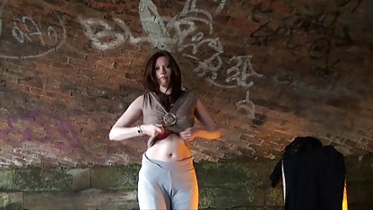 Babe mit hamster porn gratis kleinen Titten springt gerne auf Jungs Schwanz