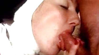 Die frauporn Mädchen versteckten sich unter dem Tisch und tauschten Cooney aus
