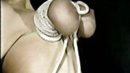 Das Mädchen brachte sich mit einem Vibrator in der gruppensex filme Dusche zum Orgasmus