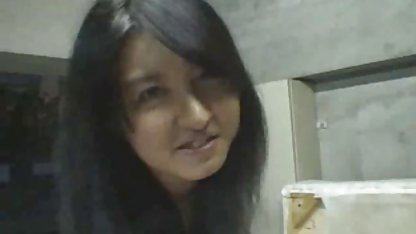 Ein Mädchen mit einer kahlen Muschi zeigt porn abspritzen ihre Löcher privat