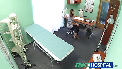 Der Sklave gab der Dame einen Penis, um mit kostenlose pornofilme ansehen ihm zu spielen