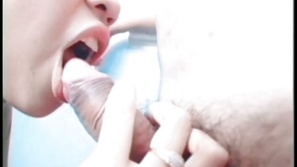 Die junge Shmara streichelt einen aufgeregten Kitzler in deutschsprachige sexfilme der Dusche