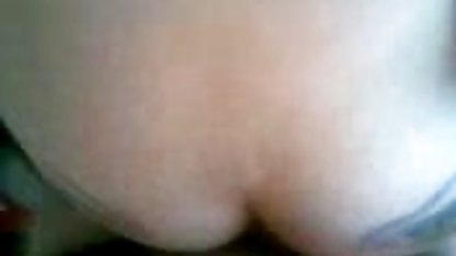 Junge russische Küken bekommt kurze pornofilme Fisting in Muschi von maskierten Jungs
