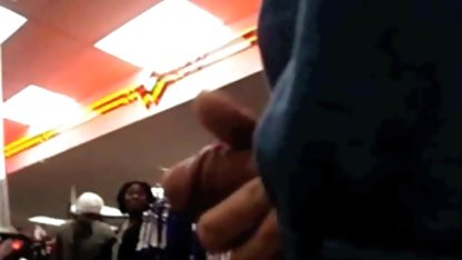 Sadist legale pornofilme mit Nadeln lässt den Körper des Partners bluten
