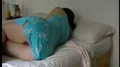 Reifer Mann mit einem dicken Schwanz sexfime dominiert das Mädchen beim Sex