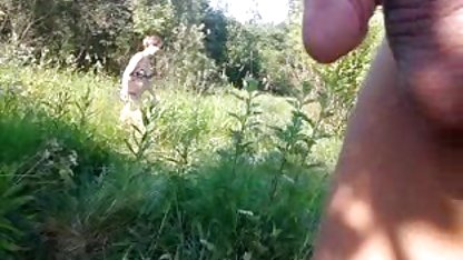 Ein Mädchen mit geschwollenen sinnliche sexfilme Nippeln masturbiert fröhlich in ihrem Bett