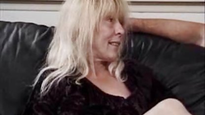 Milf zeigte ihrer Tochter, wie man einen titten gratis Blowjob macht