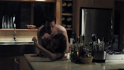An einem Seil aufgehängt und gefesselt, wird eine kostenlose erotikfilme Milah im Anal gestohlen