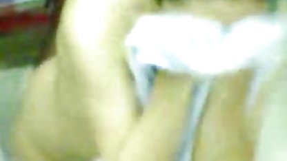 Eine schlanke Brünette wurde in einen Kreis gelassen und beendete ihr kostenlos vagosex Gesicht