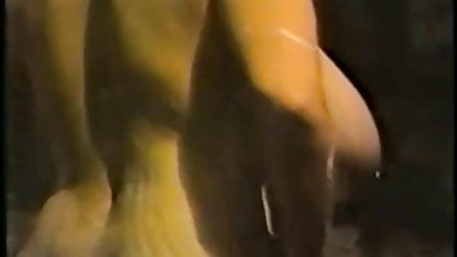 In nackter Form meditiert die schwangeren porn lockige Schönheit.