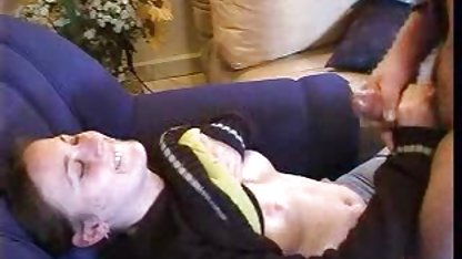 Alter aufgeblähter Mann brät ein Küken auf einer versteckten Kamera youtube kostenlose pornos