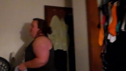 Ein Mädchen schaut sich einen Porno an kostenlos poeno und masturbiert sich
