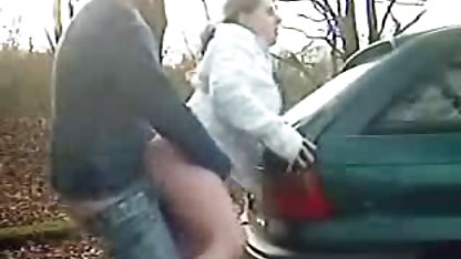 Die Blondine mit den langen Beinen sex im auto porn gab dem Kerl einen Punkt