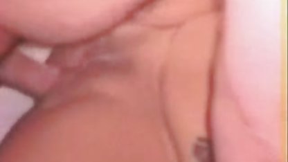 Junges Küken masturbiert süß und spritzt kostenlose pornos downloaden von ihrem Finger