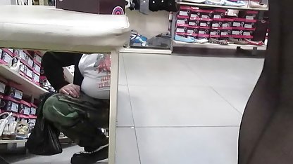 Ein Mann, die besten deutschen pornofilme der drei Frauen kontrolliert, bindet sie
