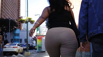 Das kurze sexfilme tschechische Model geht nackt durch die belebten Straßen von Prag