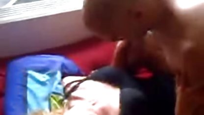 Babe in schwarzen Strümpfen streichelt Muschi gratis üorno