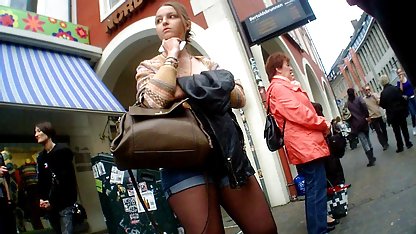 Fröhliches kleines Mädchen zeigt einen runden Arsch in einem Chat von RuNet gratis deutsche pornofilme