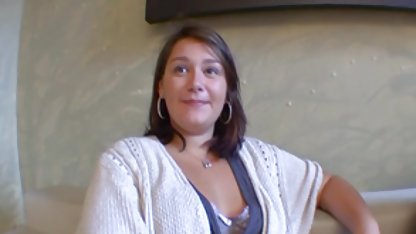 Schlankes Mädchen mit kleinen Brüsten fickt mit einem free milf pornos hahale