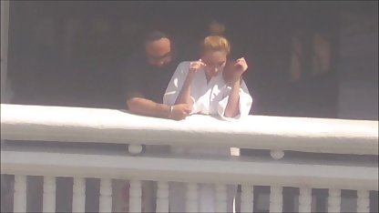 Schlankes Mädchen kostenlose deutsche fickfilme fügt rosa Dildo in die Muschi